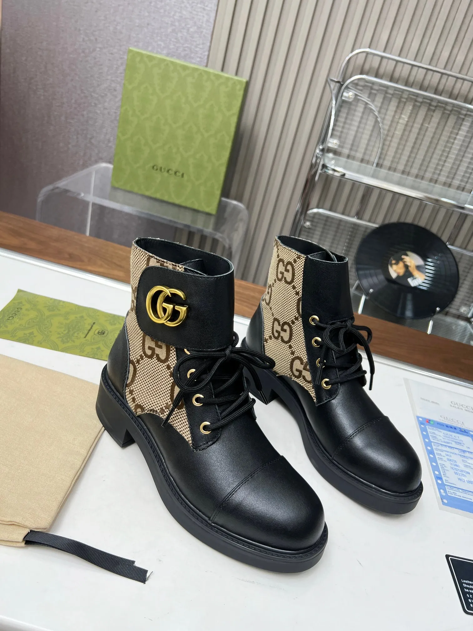👟👟Ex-factory price 520👟👟The latest model from GUCCI. The counters are updated simultaneously. Classic styles are revitalized with iconic brand logo elements. The Velcro adhesive design on the shoe collar is easy to put on and take off. The upper leg looks great. Fabric: first layer cowhide/cowhide lining. Code number: 35-42#